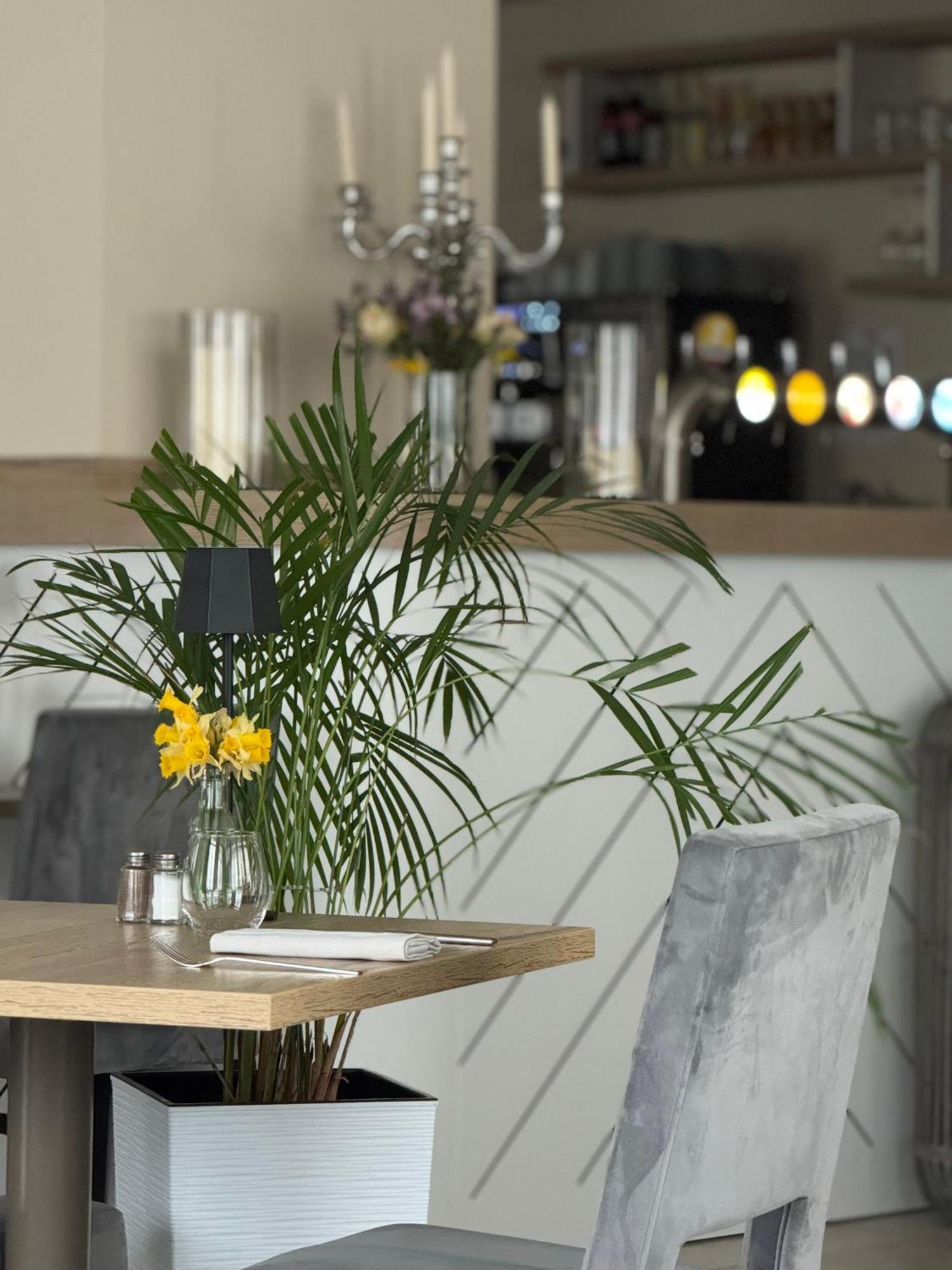 Du Commerce-restaurant Au Couteau Hotel