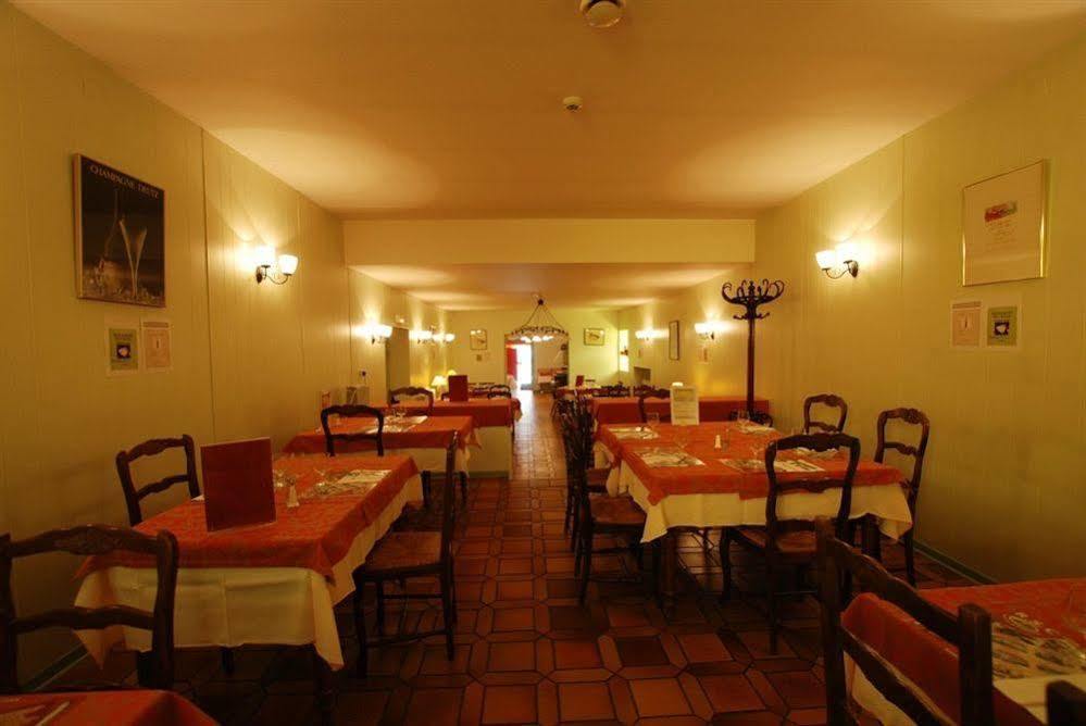 Du Commerce-restaurant Au Couteau Hotel
